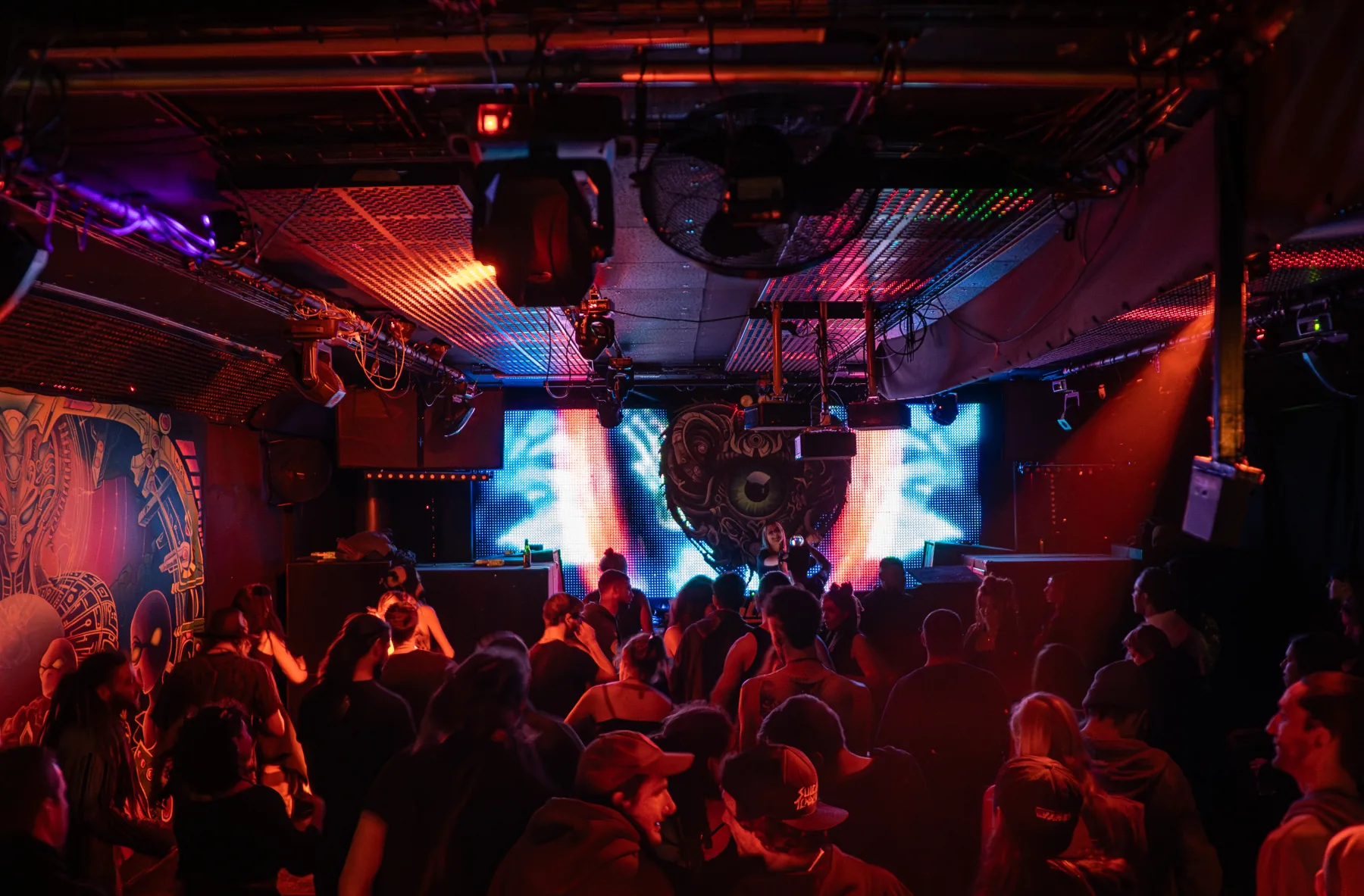 Psytrance-Crowd auf dem Mainfloor im Schlaflos Club Aarau